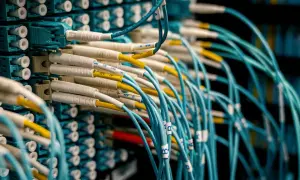 Zastosowanie światłowodów w nowoczesnych technologiach: Co warto wiedzieć?