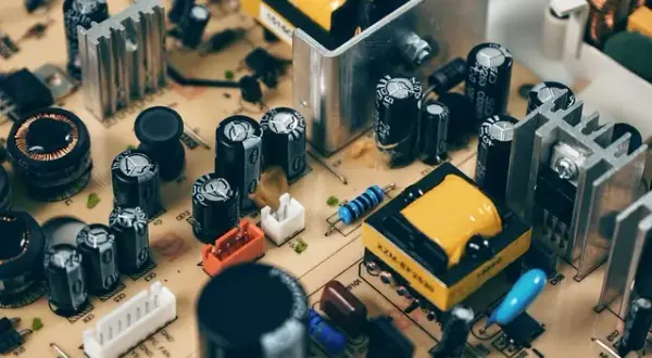 Jakie są kluczowe różnice między kondensatorami a bateriami?