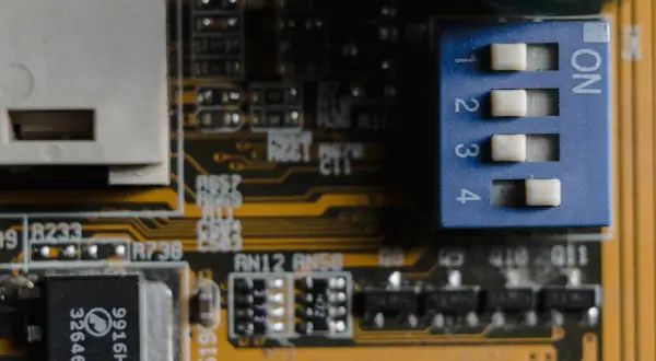 Kurs elektroniki: Jak zacząć naukę i co warto wiedzieć o podstawach?